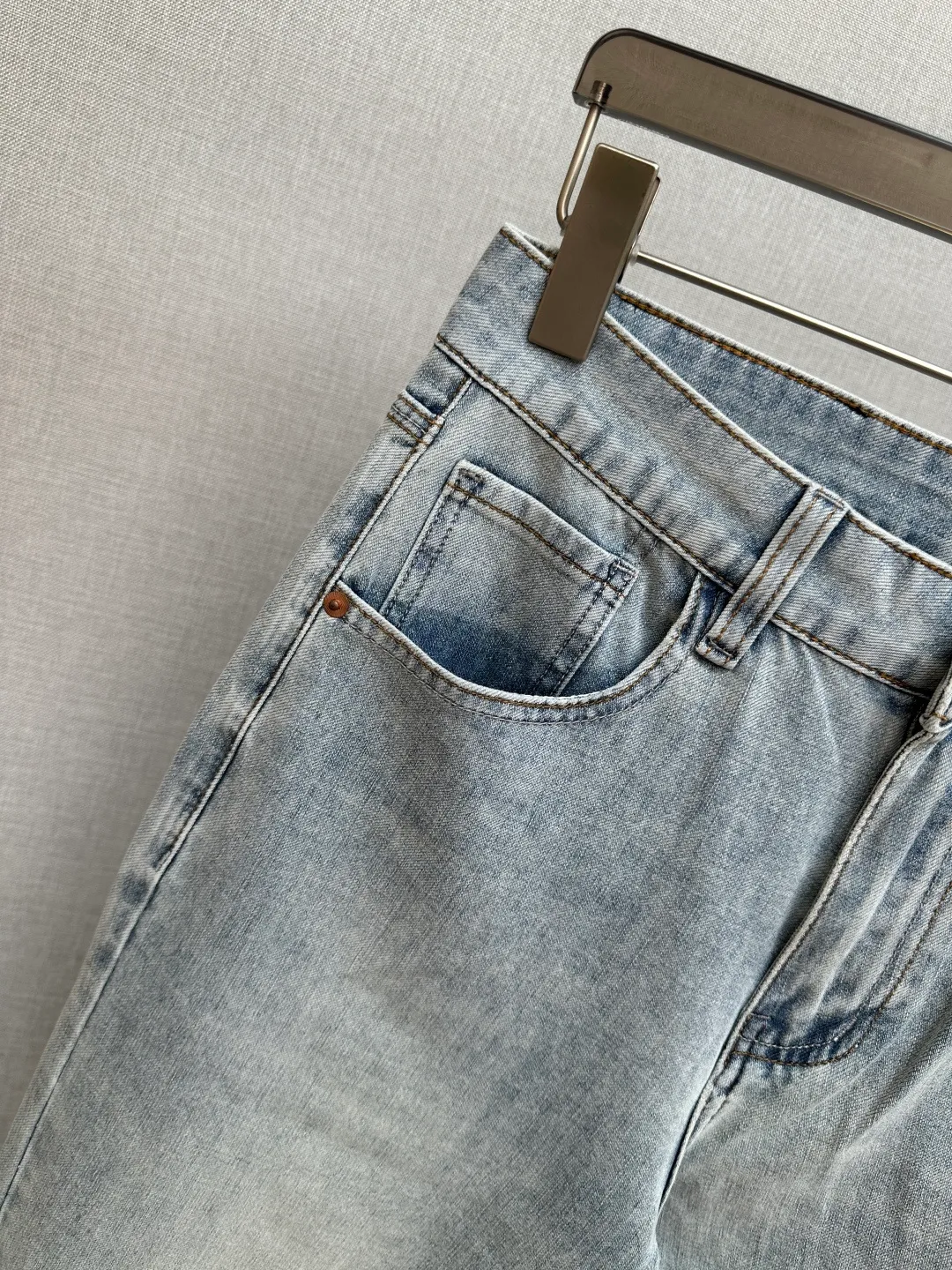 Available at the official website counter at the same time, the Original is a very stylish pair of jeans, with customized original washed denim fabric, unique design, top-notch printing technology letter pattern logo, original hardware accessories decoration, an extremely outstanding pair of jeans, the materials and craftsmanship are extremely luxurious and exquisite, extremely high-grade, handsome and stylish upper body, recommended 👍, Sizes: 29-38